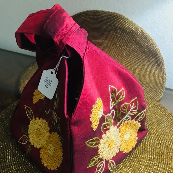 🆕 Hand Embroidered Red Silk Box Purse ♥️ - Picture 2 of 5